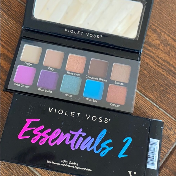 Violet Voss Essentials 2 - Picture 2 of 2